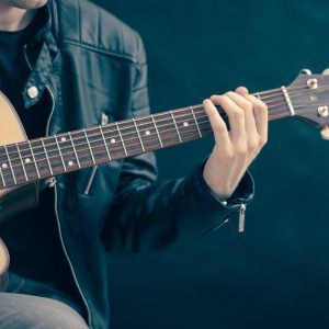 Pourquoi suivre des cours de guitare à Nice ?